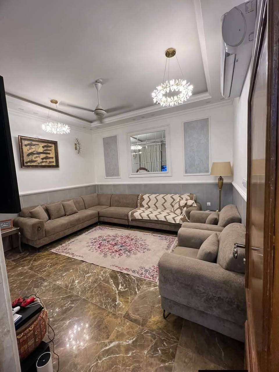 بيت مساحته 110 بستنه سند 25 طابقين يحتوي على 3 غرف نوم فوك  وغرفه جوه مكانه حي العباس عامود 20 البيع مع الاثاث  للاستفسار ***********

