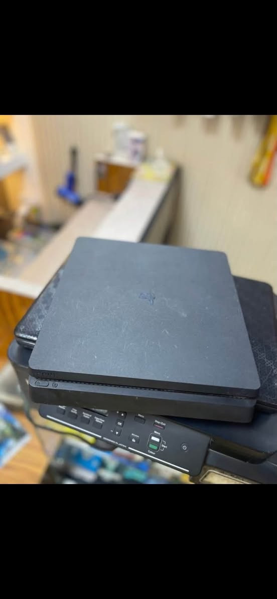 السلام عليكم
للبيع‼️
PS4
ذاكره نص تيره (500)
نظام 13:50
جهاز نظيف لوك ما مفتوح 
كامل ملحقاته كيبل HD كيبل بور سبلاين كيبل شحن يده 
دبل جوستك (عدد2) قرص هديه 
سعر 220 الف قفل 
العنوان بغداد الجديده النعيريه
رقم ***********
انستا s6.m16 
راسل واتساب او انستا او اتصال 
مازنجر ما متواجد
