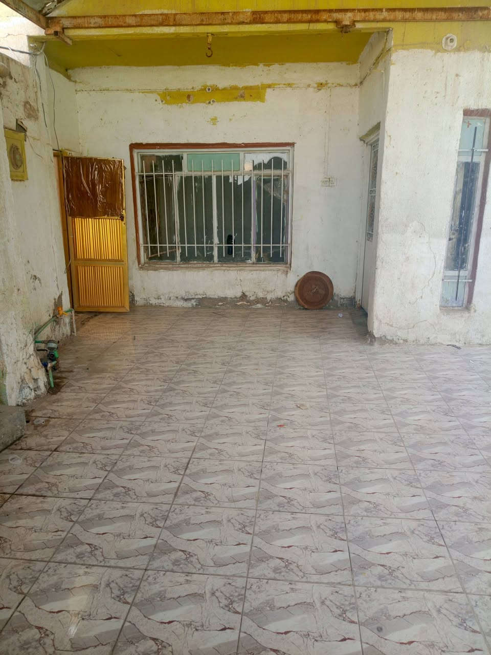 بيت 260م طابو صرف طابقين على ساحه حي العسكري الرابع خلف ابو الطرشي غرفتين وصاله ومطبخ وحمام واستقبال الطابق الثاني غرفتين وصاله الاتصال على الرقم ***********او مراجعه مكتب علي الفتلاوي العقار قرب جامع زين العابدين

