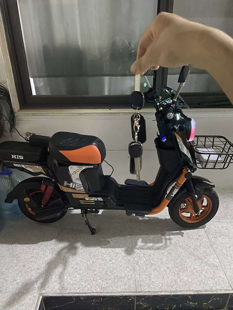 سلام عليكم دراجة شحن للبيع  زيرو صفر شخط واحد مابي مواصفات بطارية ليثيوم خمس بطاريات سرعة 120  بلتوث  نشرات  سعر 580 وبي مجال للطيبين. عنوان كركوك روناكي رقم ***********
