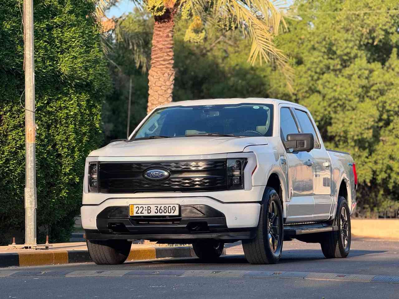 السلام عليكم
فورد F150 لايتنك 2025 
كهرباء بالكامل ((دبل ماطور)) 
بطارية كبيرة (123 كيلو واط ) 
580 حصان من 0 الى 100 (4ثواني)
السياره فئة ( FLASH )
فوول عدا البانروما ماشية 5 كيلو فقط 
بحالة الوكالة بصمتين 
موصفات شاشة كبيره صندوق كهرباء 
باب خلفي كهرباء يصعد وينزل 
لايت امامي ادابتڤ متحرك ويه الستيرن 
سستم صوت B&O عدادات دجتل 
5 كامرات درج خلفي كير كهرباء متحرك
وباقي الموصفات معروفة 
حادث (( صبغ البنيد ونص الجاملغ ))
بدون دواخل شرط الفحص 
السياره ترقيم قبل سبوع 
(( وبيها كتاب تضليل لمدة سنة )) 
مكاني بغداد اليرموك 
سعر : 340 ورقة بيع او مراوس 
للاستفسار: ***********
