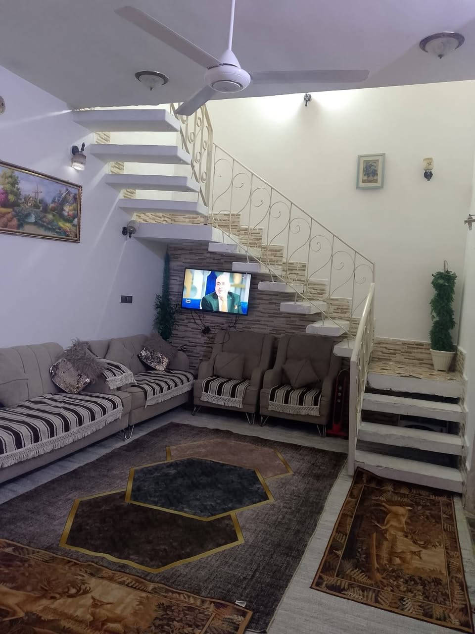 بيت للبيع المساحه ١٥٠  طابقين كامل من كلشي بناء ٢٠١٠  الموقع حي نزال قرب مطعم حجي حسين  السعر ٢٠٠ وقابل للتفاوض للاستفسار ***********
