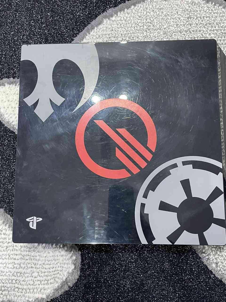 السلام عليكم
بلي 4 برو نسخة مميزة 
مهكر بي ماعرف يمكن ٢٠ لعبة هيچ 
وياه يدات اثنين اصليات و يو بي اس مصارلي يومين من جبته ابو ال ٥٠
سعرة ٤٠٠ مكاني بغداد حي الاعلام عندي توصيل جيراني تكسي ( بكروته )
***********
