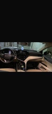 كامري هايبرد  2024 وكالة عبدالطيف جميل ماشية 43 الف  مواصفات :  محرك25...