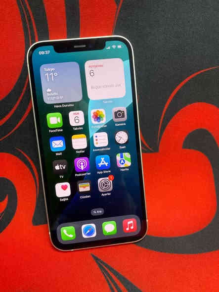 ايفون 12 البطارية 82 نزلت بالتحديث بالحاسبه تقرى اعلى ذاكرة 64 ممفتوح ولا مصلح ولا بيه زلغ واحد مكفول كفاله عامه وضمان 
الجهاز بس شاحنه وياه 
السعر 325 وبيه مجال بسيط او مراوس
***********
