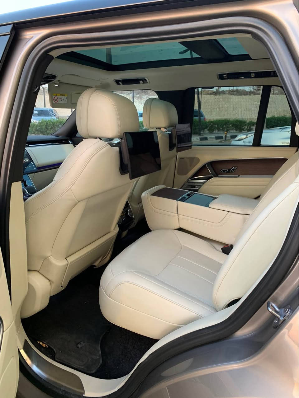 Range Rover Vogue 2023 P-440e
Pre Owned 59,000 Km
Fully Loaded 
Best Price in Market 💰🔥
متاح جميع أنظمة التقسيط بنوك و شركات بأقل مقدم 

 For More Info Call Assem Salama 01113143326

 #luxury #luxurylifestyle #LuxuryLiving #rangerover #VIP #vogue #cars #carsforsale القاهرة, مصر


**إذا كنت صاحب هذا الإعلان وتريد حذفه لأي سبب، رجاءا أرسل رسالة إلى الدعم الفني**