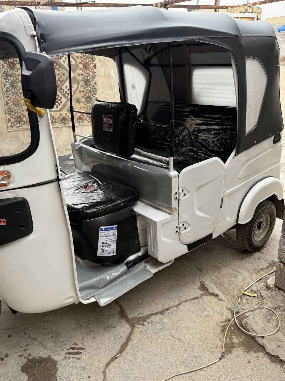 يا الله السلام عليكم ورحمه الله وبركاته
تكتك 22 شهر الرابع التكتك مثل ما تشوفون بالصور بيها بارد بالغد وبيها تكحيلات  المحرك مبدل بوشه وبستم جديد اكسلها خير من الله تايرات جدد 
التكتك مال عيشه مرتبه السعر المطلوب 8 مليون خابر وادلل رقم الهاتف ***********
