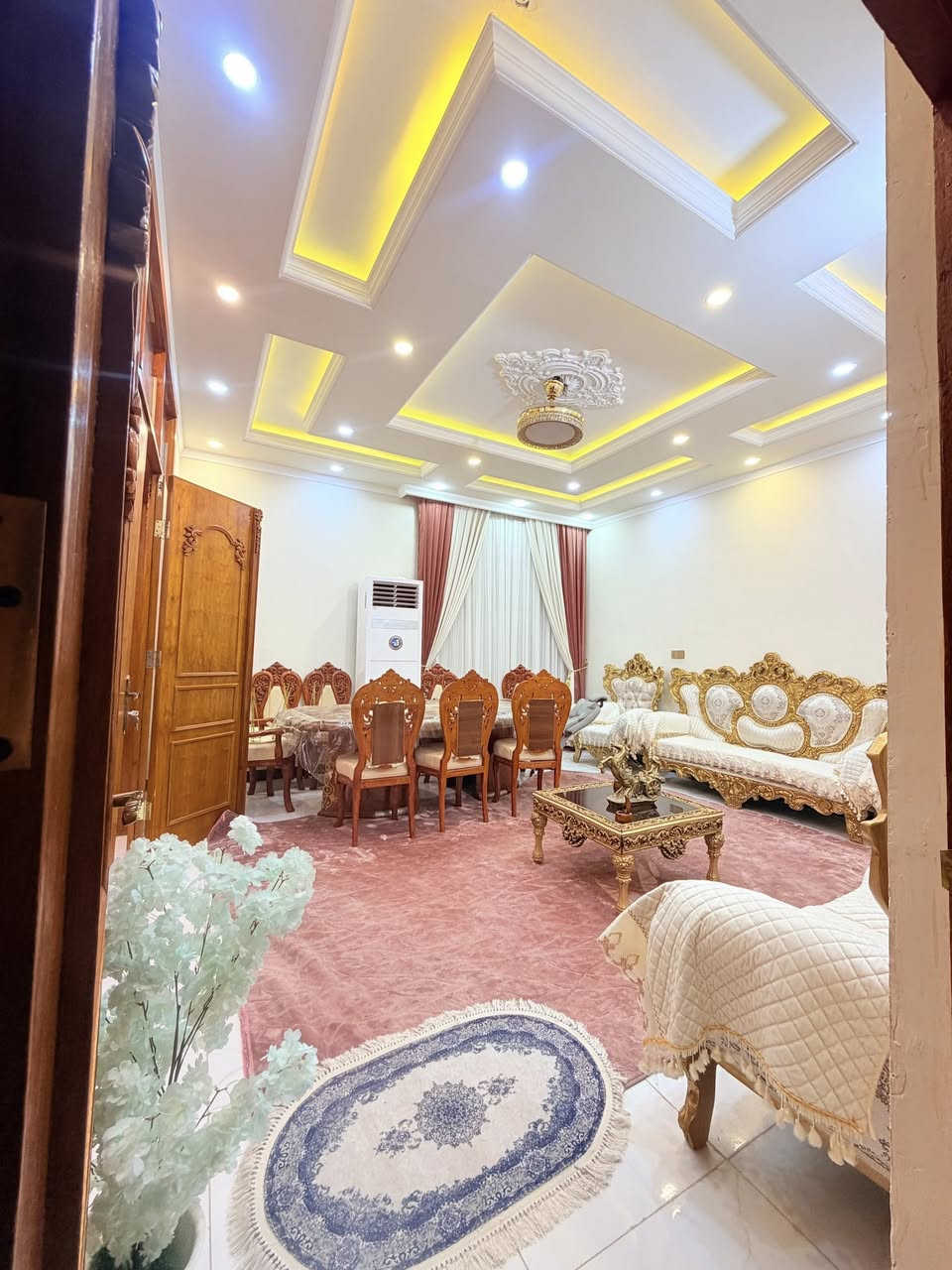 بيت للبيع في شارع السفينة في شارع السيدة زينب مساحتة 500م يبعد عن الشارع العام 200م بيت طابقين بناء جديد وحديث 2025 كل السقوف ديكور مغربي كما موضح في الصور بناء الطابق الاول ديوانية وصالة وهول وكلدور وغرفتين ومجموعة صحيات ومطبخ حار وبارد وبناء الطابق الثاني غرفتين وصالة ومجموعة صحيات 

للاستفسار فقط ع الرقم متواجد 

***********

***********
