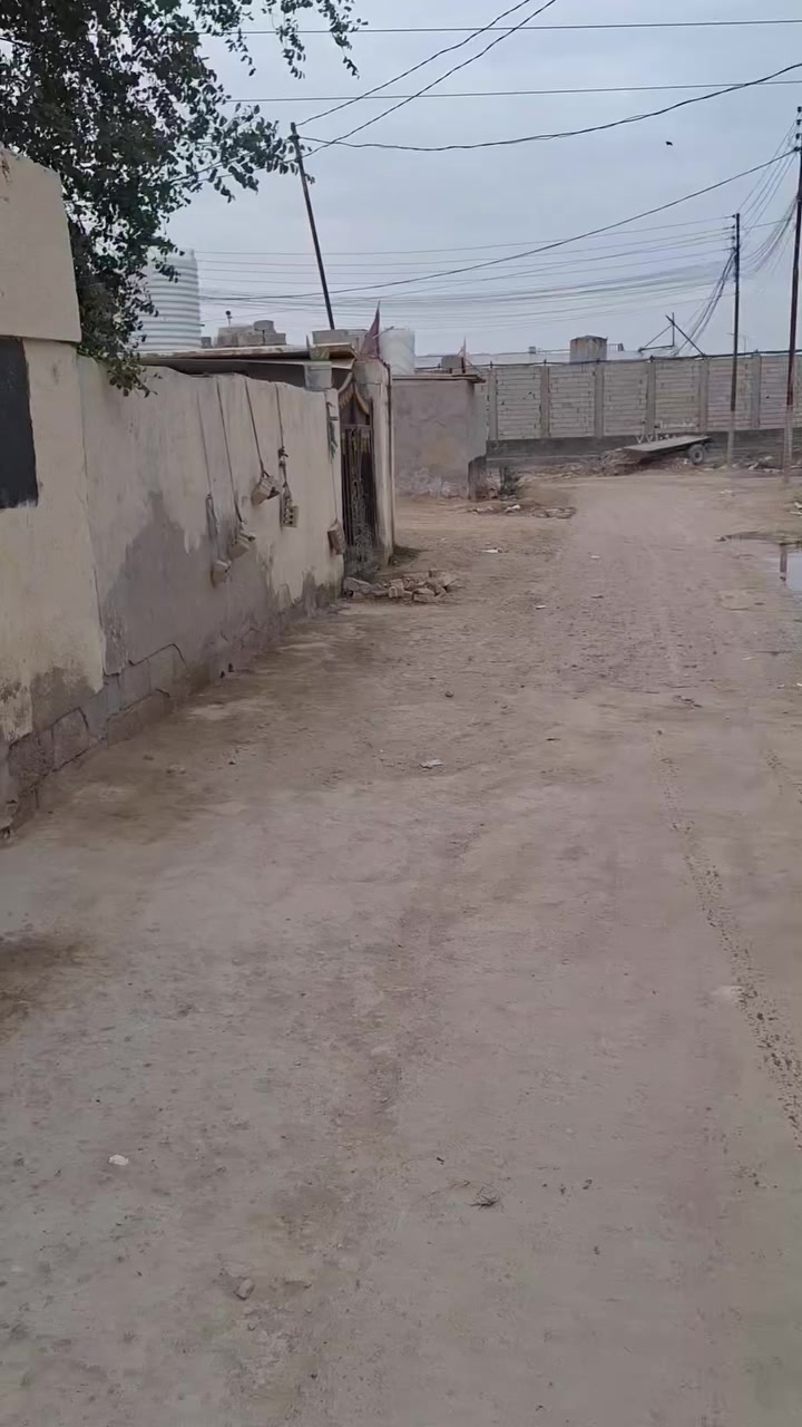 ببت ٣٠٠ متر عكادة سطح مصبوب كامل خط اول خلف محطة عكيل قريب الشارع العام
استقبال + صالة + ٣ غرف نوم  +مطبخ
صحيات خارجية وداخلية + كراج سيارة حديقة مي خير من الله سيح تبليط بالباب كهرباء نت سحب ترك داير البيت 
السعر ٤٥ مليون وبية مجال 
اتصال ع رقم ***********
