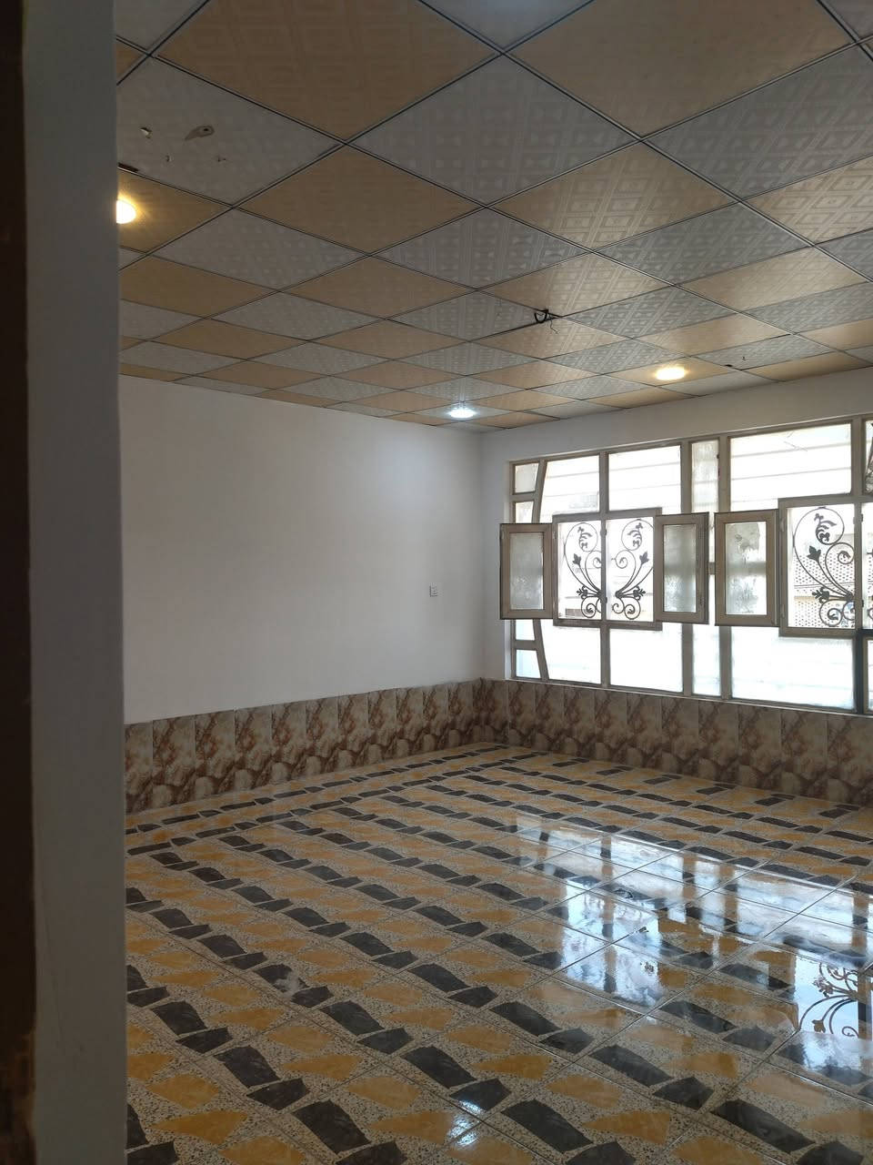 بسم الله الرحمن الرحيم                                                     يوجد شقة للايجار مساحة ١٠٠ متر طابق ثاني في حي ميسان منطقة ٢٢ موقع مميز قرب تقاطع بوريات على شارع عام تفاصيل بناء ٢ غرف نوم وصاله ومطبخ وصحيات نظيفة جدا سراميك وسقوف ثانوي مبلغ اجار ٢٢٥ الف ملاحظة أجور ماء وكهرباء من ضمن اجار مطلوب عائلة صغيرة للاستفسار مكتب العبدلي للعقار موبايل *********** اطلب ونحن بلخدمة للاستفسار
