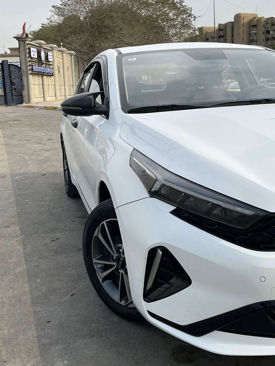 كيا K3 2024 — 

🌍 المدينة - بغداد – الكرخ

•   🛣️  المسافة المقطوعة    - 51 قابل للزيادة
------------------------------------------------------------ 
💰 السعر:       140 وبيها مجال بسيط
✅ المواصفات 
• الموديل: 2024
• المحرك: 1,500 دبل نوزلأداء ورياضي في استهلاك وقود معقول)
• الممشى: 51
• الوارد: صيني

• الويـل: 16 إنج 🛞
• نظام دخول وتشغيل بدون مفتاح + بصمة
• شاشة وسطية تعمل باللمس تدعم Apple CarPlay / Android Auto
• كاميرا خلفية + حساسات صف أمامية وخلفية
• كراسي قماش / جلد كهربائية (قد تتفاوت حسب الفئة الداخلية)
• تكييف أوتوماتيكي مزدوج المناطق
• أنظمة أمان مثل:
  • ABS + EBD
  • نظام الثبات الإلكتروني (ESP)
  • نظام التوزيع الإلكتروني للقوة
  • مراقبة ضغط الإطارات (TPMS)
• إضاءة LED نهارية / مصابيح أمامية LED
• مرايا كهربائية قابلة للطي
الرقم *********** 
ملاحضه بيها بارد السياره بالبنيد كد شبر
وبالباب الخلفي شخط مثل موضح بالصورة

#للبيع #سيارات_للبيع #سيارات #بغداد_سيل
