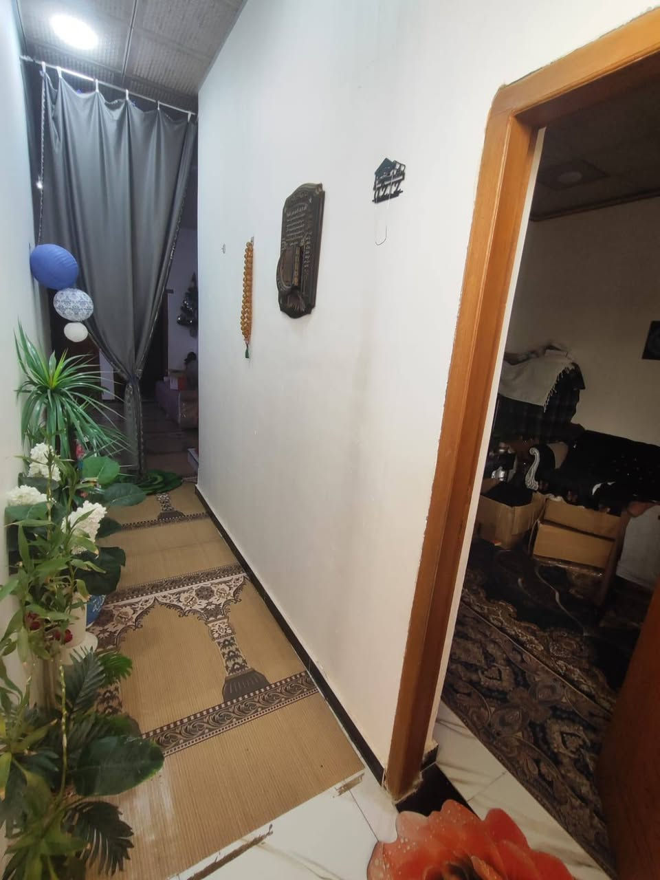 سلام عليكم بيت للبيع بلجزيره بشارع زين العابدين مقابل مدرسه المنهاج الامثل الاهليه يبعد عن مدرسه اقل 200متر ويبعد عن الاربع سايدات 600متر مساحه البيت 160متر واجهيه 10ونزال 16يتكون من غرفتين وصاله ومطبخ وحمامات داخليه خارجيه وستقبال وبي مدخلين مدخل مطبخ  مدخل كلدور وطارمه زينه بناء 2024 السعر 87وبي مجال بسيط *********** شط العرب, البصرة
