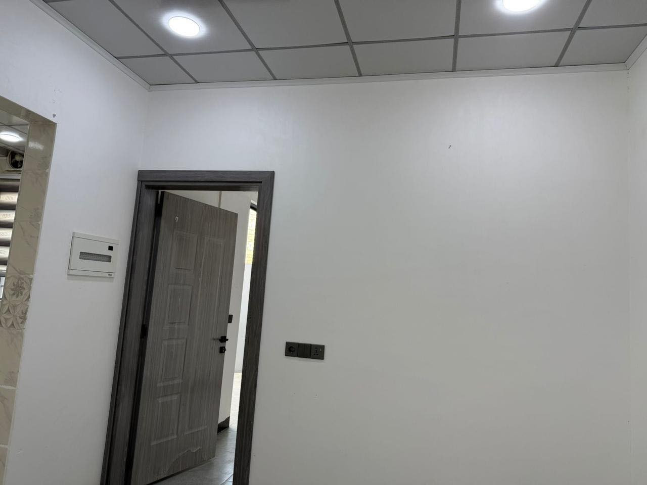 #للإيجار 
دار سكني طابق واحد زيرو حديث للإيجار 
حي الملايين قرب الكمرك ، تبليط خدمات كامله 
المساحة ١١٠م 
غرفتين نوم + استقبال + هول + خدمات 
الإيجار الشهري ٣٠٠ الف 
 *********** + واتساب
