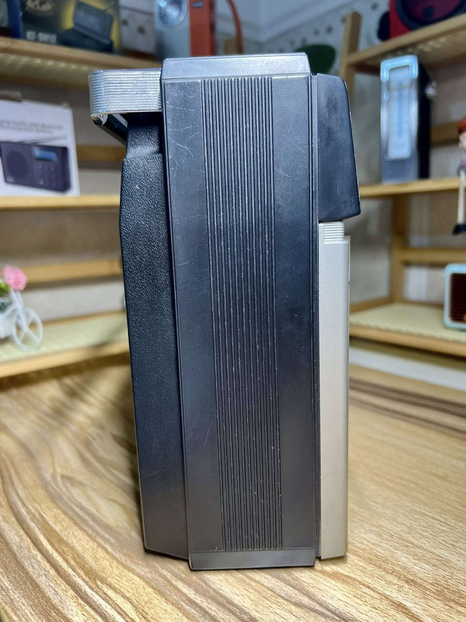 بعد اذن الآدمن
صوت كان يسكن البيت SANYO
لم يكن جهازا كان موعدا ثابتا مع المساء و اغنية تخفض من أجلها الأصوات تصميم كلاسيكي و صوت  لا يشبه هذا الزمن قطعة لا تشترى بل تقتنى
مسجل راديو سانيو ياباني الصنع ١٩٧٨
٤ موجات راديو  Fm-Mw-Sw-Lw
يعمل على الكهرباء المباشر او بطاريات حجم كبير عدد ٦ 
للحجز مراسلة الصفحة او مراسلة واتساب على الرقم ***********
#الجميع
#راديوات_انتيكة
#راديو_قديم
#راديو_نادر
#تحف_وانتيكات
#انتيكات
‏#VintageRadio
‏#AntiqueRadio
#هواة_التحف
#بيع_وشراء
#العراق
