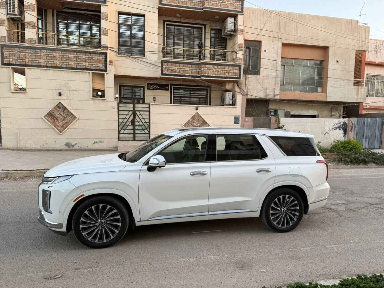 هونداي بلسايد 2024 فئة گلگرافي  فول 1/1 اعلى فئة
1 - اللون / ابيض
2 - العداد  / ٣٤
3 - الرقم بغداد
4-  شاشة عرض(داتا شو)
5- المحرك   v6    3.8 <كير ومحرك شرط  +تبريد ثلج❄️>
6- بصمة تشغيل + بصمة ابواب +تشغيل عن بعد نظام تقديم وترجيع السيارة عن طريق البصمة
7- بانوراما 
8-  فتحة سقف عدد ٢
9- سماعات هارمن گاردن
10- رادار امامي  + خلفي+رادار جانبي  
11- حساسات امامي + خلفي 
12-  كامرات عدد 6  360 درجة 
13- كشنات امامي خزن ميموري +مساج 
14-  كشنات كهربائي تدفئة وتبريد
15- كشنات جلد ابيض ملكي7 راكب قلاب كهربائي 
16- جميع الكشنات تدفئة تبريد
17- بردات جانبية
18- تبريد مركزي امامي + خلفي منفصل التحكم
19-تحكم ستيرن + شفتات
20- تدفئة ستيرن 
21- مرايا هيتر + تعتيم 
22- صندوق كهربائي شفط
23 - وضعيات قيادة  (٥)
24- ويل كب حجم  ٢٠ 
25- اوتو هولد + نقطة عمياء 
26- سايد بريك بصمة + مثبت سرعة
27- شحن لاسلكي 
28 - إشارات بالمرايا  + إشارات جانبيه
29 - اوتو هولد
30 - تحديد مسار
31 -شاشة ديجتال كبيرة
32 -تشغيل عن بعد 
33 - استيرن رجاج
34 - نظام HTRAC دفع رباعي 
35 - نظام مانع انزلاق 
36 - نظام نزول منحدرات 
37 -كشنات Vip منفصل 
حادث جاملغ خلفي 
الاستفسار على الرقم   السعر 310$
***********

مكاني بغداد
