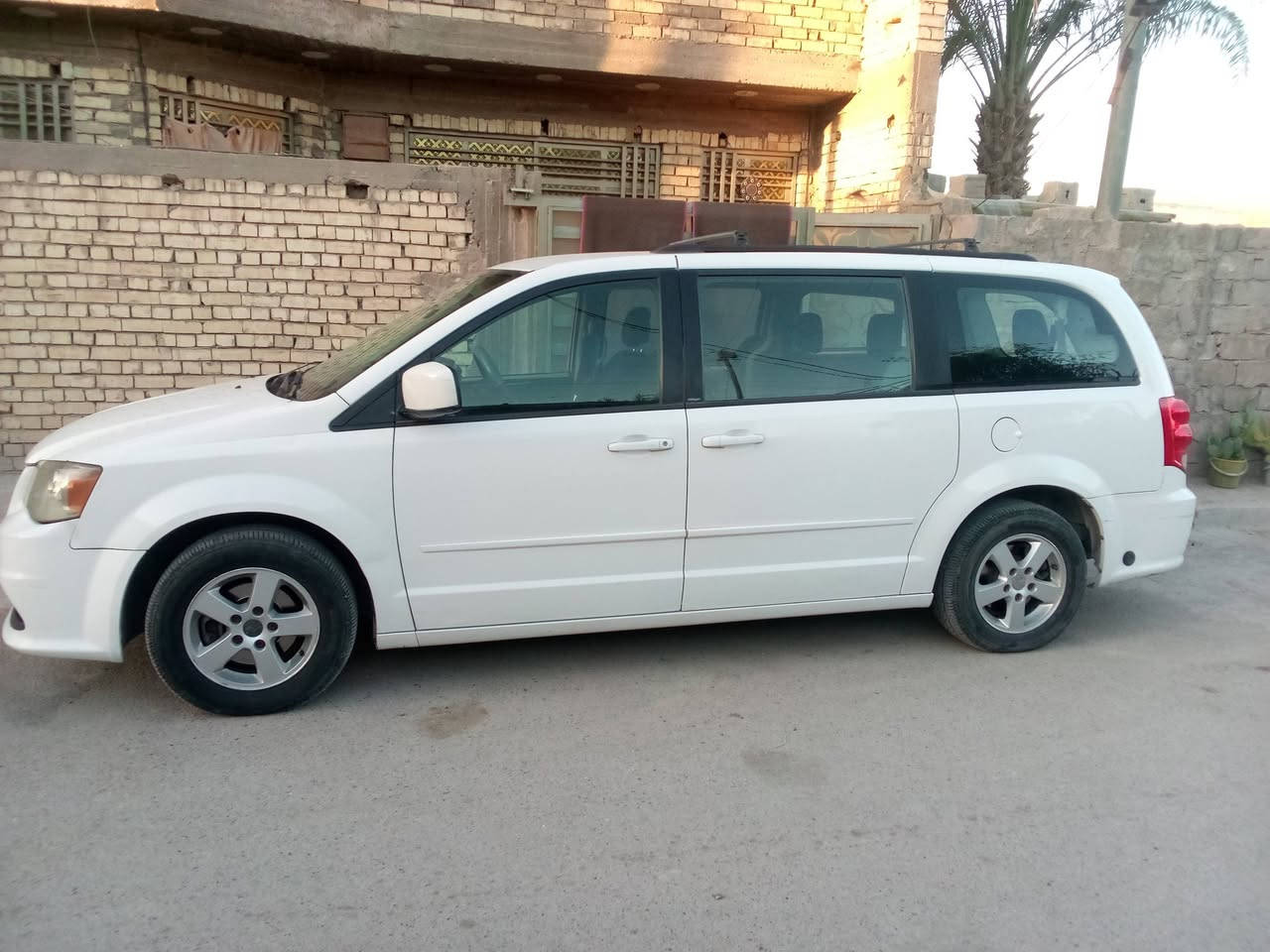 السلام عليكم دوج كراند كرفان 2013كندي للبيع -بغداد سنوية باسمي -محرك 3600--6v-التبريد 3قطع- نظام eco-جامات كهرباء6- ويل كب-بيبان كهرباء -جنط كهرباء-تحكم ستيرن-عقل مثبت سرعة-اللون ابيض-رقم بغداد -مقاعد خلفية بلع-ماشية197.(منظومة غاز) -السعر 138ورقة- للاستفسار الاتصال على الرقم (***********)
