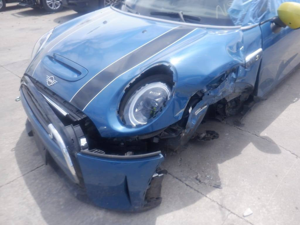 Mini cooper SE 2023
سيارة كهرباء بالكامل 32.6 Kwh
صور الضربة مرفقة 
بدون شواصي
استخدام شخصي و كلشي بلادي بيها 
للبيع او المراوس
150
***********
