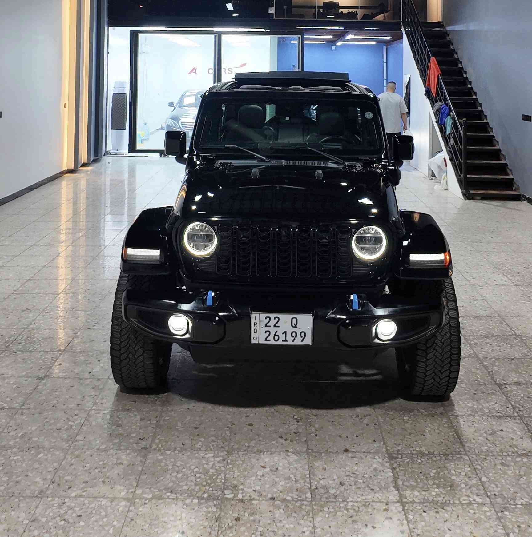 مغامرة راحة وفخامة 
للبيع Jeep Wrangler 4xe High Altitude 2024
جيب رانكلر فئة هاي التيتيود اعلى فئة من حيث المواصفات الموجودة في جميع الفئات

وارد أمريكي
اللون الخارجي: أسود
الداخلية: المقاعد جلد نابا الفاخر لون زيتوني والباقي اسود
العداد: 29,000 ميل
محرك 2.0 تيربو Plug-in Hybrid
قوة 375 حصان وعزم 637 نيوتن متر
دفع رباعي 4×4
ناقل حركة أوتوماتيك 8 سرعات

أعلى فئة High Altitude ومجهزة بكافة المواصفات المتوفرة من الوكالة:

سقف بانورامي كهربائي One-Touch Power Top يفتح حتى مؤخرة السيارة
شاشة Uconnect 5 كبيرة مع Apple CarPlay و Android Auto لاسلكي
نظام ملاحة
نظام صوت Alpine Premium
كاميرا أمامية وخلفية عالية الدقة
رادارات وحساسات أمامية وخلفية للمساعدة على الاصطفاف
مراقبة النقطة العمياء (Blind Spot Monitoring)
تحذير حركة المرور الخلفية (Rear Cross Path Detection)
نظام التحذير من الاصطدام الأمامي (Forward Collision Warning)
نظام الكبح التلقائي عند الطوارئ ( بريك تلقائي ) (Automatic Emergency Braking) 
مثبت سرعة متكيف (Adaptive Cruise Control)
مانع انزلاق 
مقاعد جلد فاخرة لون زيتوني
تدفئة للمقاعد
تدفئة للمقود
تشغيل واطفاء عن بعد
دخول وتشغيل ذكي بالبصمة
إضاءة LED كاملة أمامية وخلفية
مرايا كهربائية مدفأة
مكيف أوتوماتيك مزدوج
أوضاع قيادة متعددة للطرق الوعرة
إمكانية القيادة الكهربائية الصامتة
شحن منزلي وكهربائي Plug-in Hybrid
منظومة أمان متكاملة وأنظمة مساعدة متقدمة للسائق
السيارة مرفعة من الشركة ( بلادي )
ملاحظة:
حادث السيارة جاملغ خلفي خلف السائق بسيط جداً وتم إصلاحه بتقنية الـ (BDR) بصورة احترافية وتكحيله بشكل ممتاز. ايرباك البردة فقط جهة السائق

صورة الحادث مرفقة 
السيارة استيراد شخصي وبأسمي رقم اربيل 
صور عرض المزاد متوفرة للتأكد وكذلك تقرير كارفاكس
السعر 42,500$ 
مكان السيارة بغداد
للتواصل والاستفسار فقط اتصال على رقم الهاتف ***********
