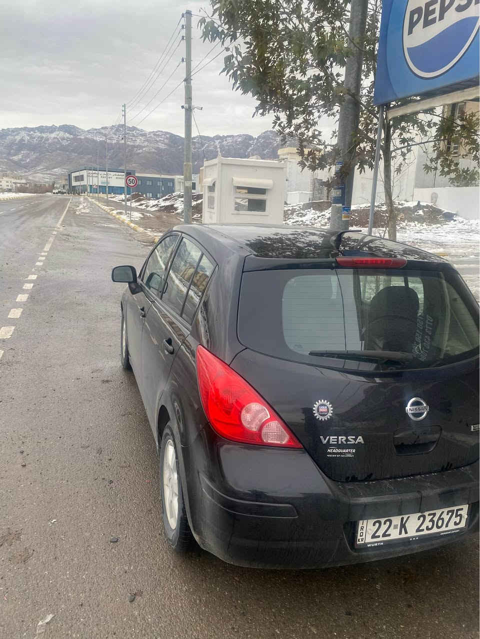 نیسان ڤێرسا ۲٠۱۲
ڤێرسای ئەمریکی مواسەفات فول بەس سلایت نیە 
سەیارەکە بێ مەسرەفە و تەقەو رەقەی نیە 
گێرو مەکینەی بەشەرتە 
۲ پارچەی بۆیاخ هەیە بێ سرد و چاڵ و قوپ
سەنەوی هەتا 2028 نوێیە
سەیارەکە بەس ماشااللەی دەوێت هەتا بڵێی خاوێنە ماڵی دۆستە سعری 96 گەڵا و محامەلە شوێن ڕانیە *********** رانية, السليمانية
