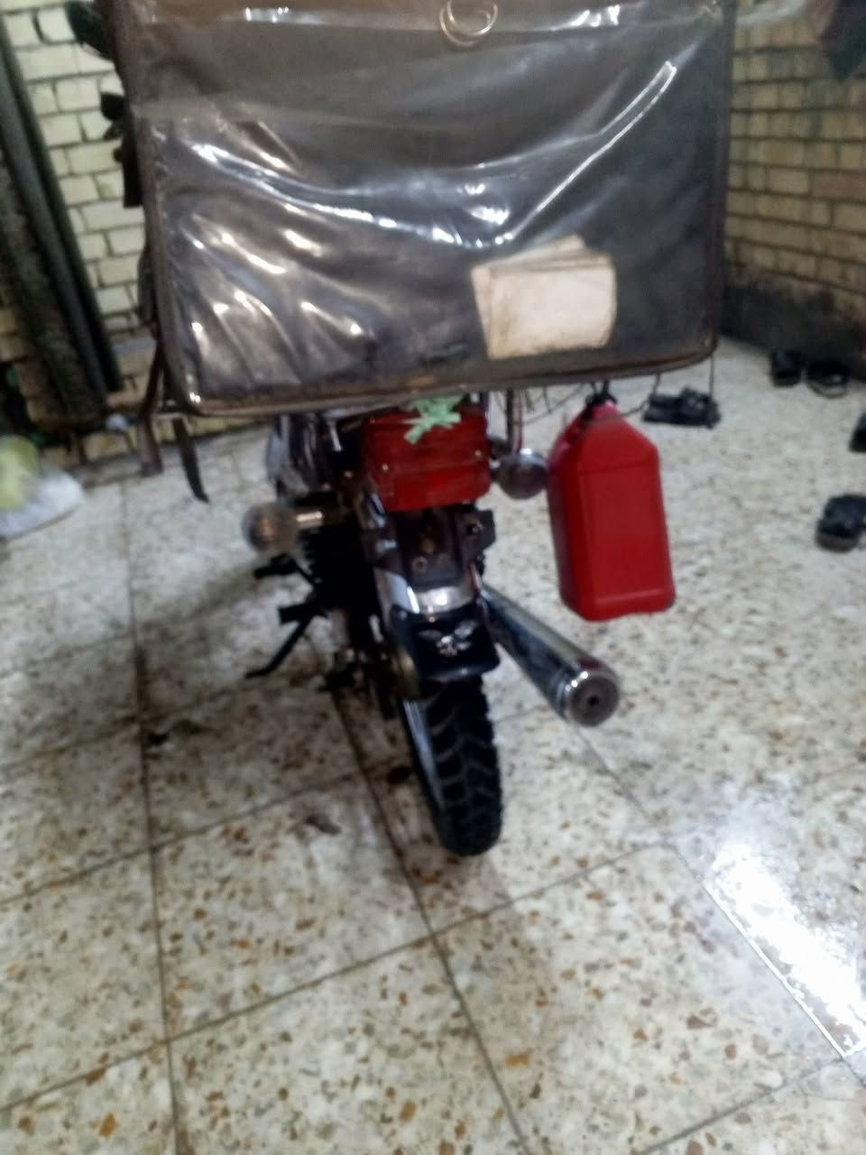 دراجة سونك 5كير سلف وهندر كفالة المكينة والكير دراجة خير من الله كلشي شغال بيها واوراق بيها وكمركها مدفوع تترقم مابيها لا نضوح ولا تبخير  وصالنصا كاتم وميكنة صوتها ناعم ودراجة مداريها دهن كلسبوع ابدله كلشي كامل بيها ستاند موبايل ومرايات ودشبول وصندوق دلفري بوجهك تطلع بيها للشغل اكفلها الك من كلشي وسعر 450 وبيها مجال 
رقمي ***********
