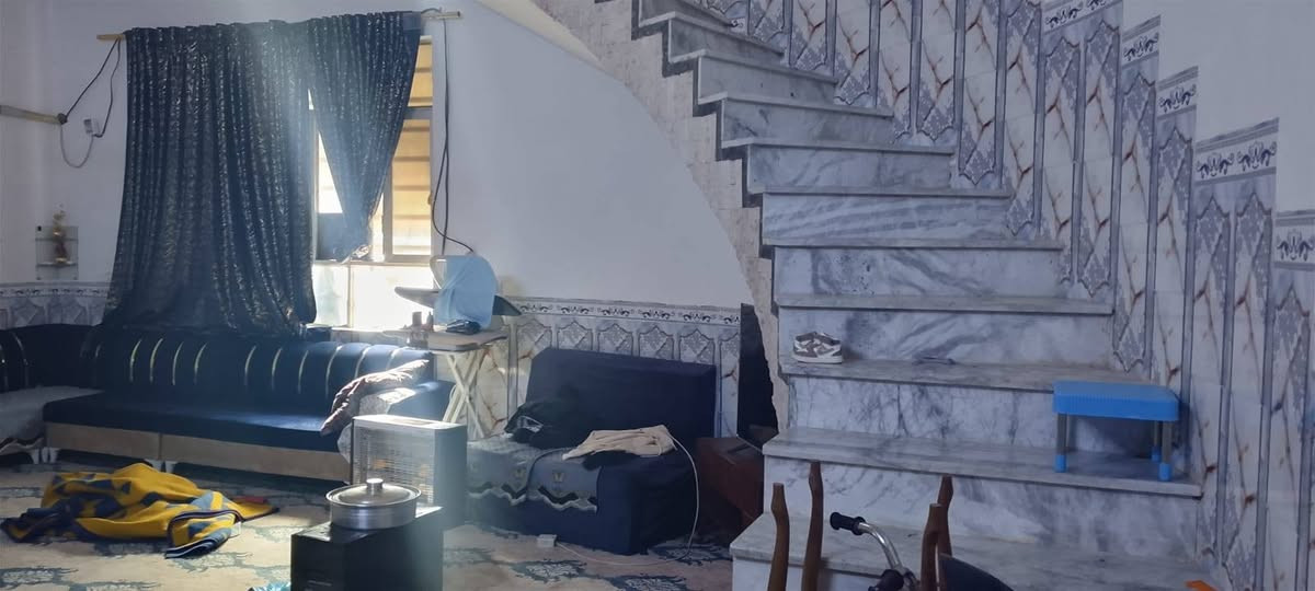 السلام عليكم بيت للبيع مكانه في منطقة الفراشية تصير يين شارع الحافظ وعگد بني تميم يعني مدخلين للبيت 
طابو زراعي عقد ٢٥
 منطقه هادئة وحلوه مرتبه التبليط واصل لباب البيت مساحة البيت كامل ٨٠٠ متر 
تحت البناء تقريباً اكثر من  ٢٥٠ متر  يتكون البيت من استقبال مساحته ١٠*٤ +  غرف عدد ٢ مساحتهن ٥*٤  + مطبخ ٥*٤ 
صحيات داخليه وخارجية + حديقة اكثر من ٣٠٠ متر + طارمه ( حوش ) ٢٠٠ متر 
البيت بناء حديث طابوك وصب كونكريت 
للاتصال ‏‪0780 167 8735
‏‪0772 750 3486‬‏
