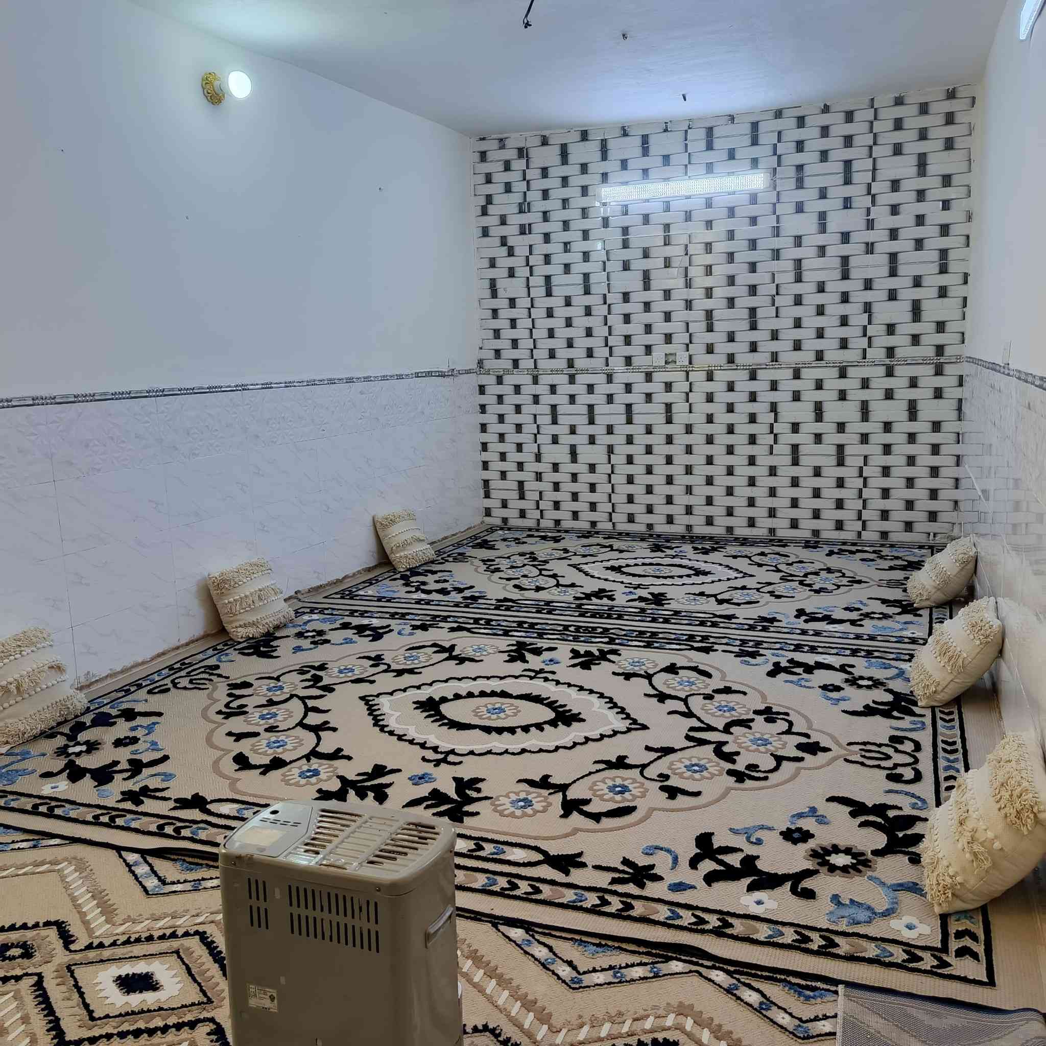 السلام عليكم
#دار_ركن_للبيع مساحة 180م واجهة 10 نزال 18 
يحتوي على مدخلين كراج استقبال معزوله.+ حولي مربع كبير + غرفتين نوم + صحيات خارجية وحمام داخلي 
مناور + مطبخ معزول + سطح + بيتونه.. 
عالي عن الشارع.. كل الخدمات كامله.. مع تبليط.. 
سند اصفر 
حي البساتين حي السلام
من جهة المستوصف والمدارس.. 
سعر مناسب لشراي 
اكثر استفسار اتصل 🗣📲📞
***********
