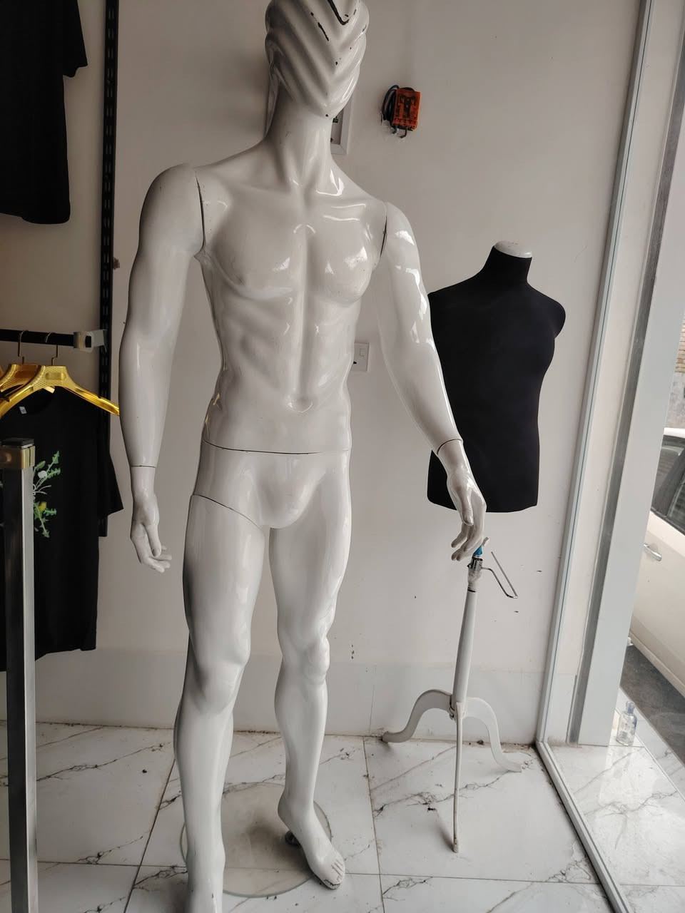 السلام عليكم عندي غراض مال محل للبيع لعبات عدد2 جاهزات  1رسمي تعاليك الون الاصفر. 150 ومال بجيم تقريبا 50 استاندات بجايم عدد 2 مكاني ديالى ***********
