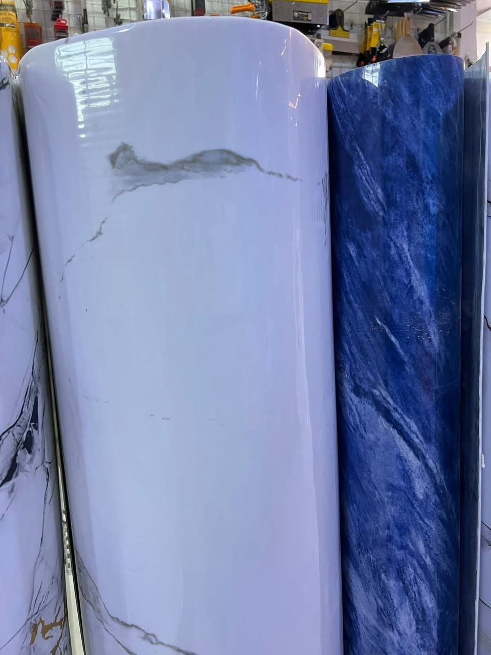 بديل الرخام – لاصق ذاتي
القياس: 280 سم عرض × 120 سم ارتفاع
متوفر الآن في معمل ومجمع البروج – عفك

🎨 يتوفر بأكثر من 15 لون وتصميم يناسب كل الأذواق والديكورات.

✨ المواصفات:
 • لاصق ذاتي قوي وثابت
 • مقاوم للرطوبة
 • يتحمل الحرارة النسبية
 • مناسب للجدران والأبواب والخزائن
 • سهل التنظيف
 • يعطي فخامة ولمسة رخامية واقعية

🧩 سهل الاستخدام:
يفرش بسهولة بدون فقاعة، ويمكن قصّه حسب الحاجة.

💰 السعر: فقط 12 ألف فقة للقطعة.

✨ مختصون في ديكورات الداخل والخارج والسقوف الثانوية
🛠️ العدد اليدوية | 👑 التصاميم الملكية والمغربية
✅ الجودة عنواننا
🔄 التطوير غايتنا
🏆 نسعى دائماً لتقديم الأفضل

📍 العنوان: الديوانية – عفك – نزلة حي الصناعي

📞 للاتصال والاستفسار:
📱 *********** – سيد محمد الغالبي
📱 0781132023 – سيد محمد الغالبي

🚚 توصيل لجميع محافظات العرا
