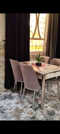 ميز طعام • للبيع