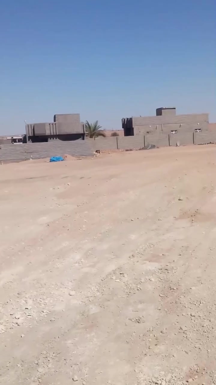 سلام عليكم ارض البيع مقابيل جامع حجي فازع محاطه بساكن وصله ماي وكهرباء  سعر المتر 14 قفل ابيع منه الفين  ***********
