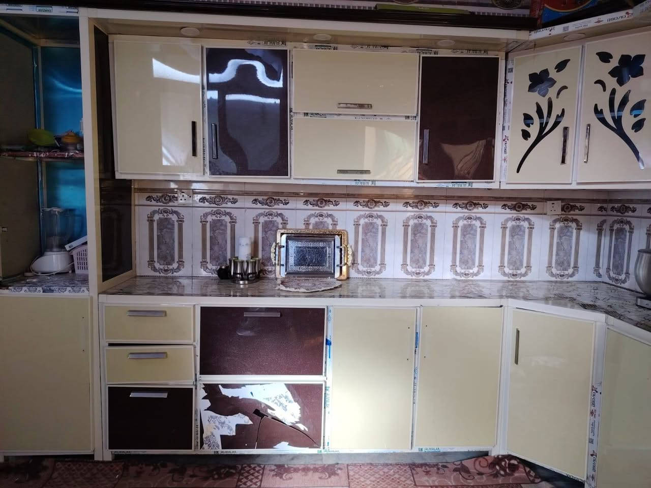 السلام عليكم للبيع كاونتر نظيف ٨٠ بالميه مكان صالحيه
***********
