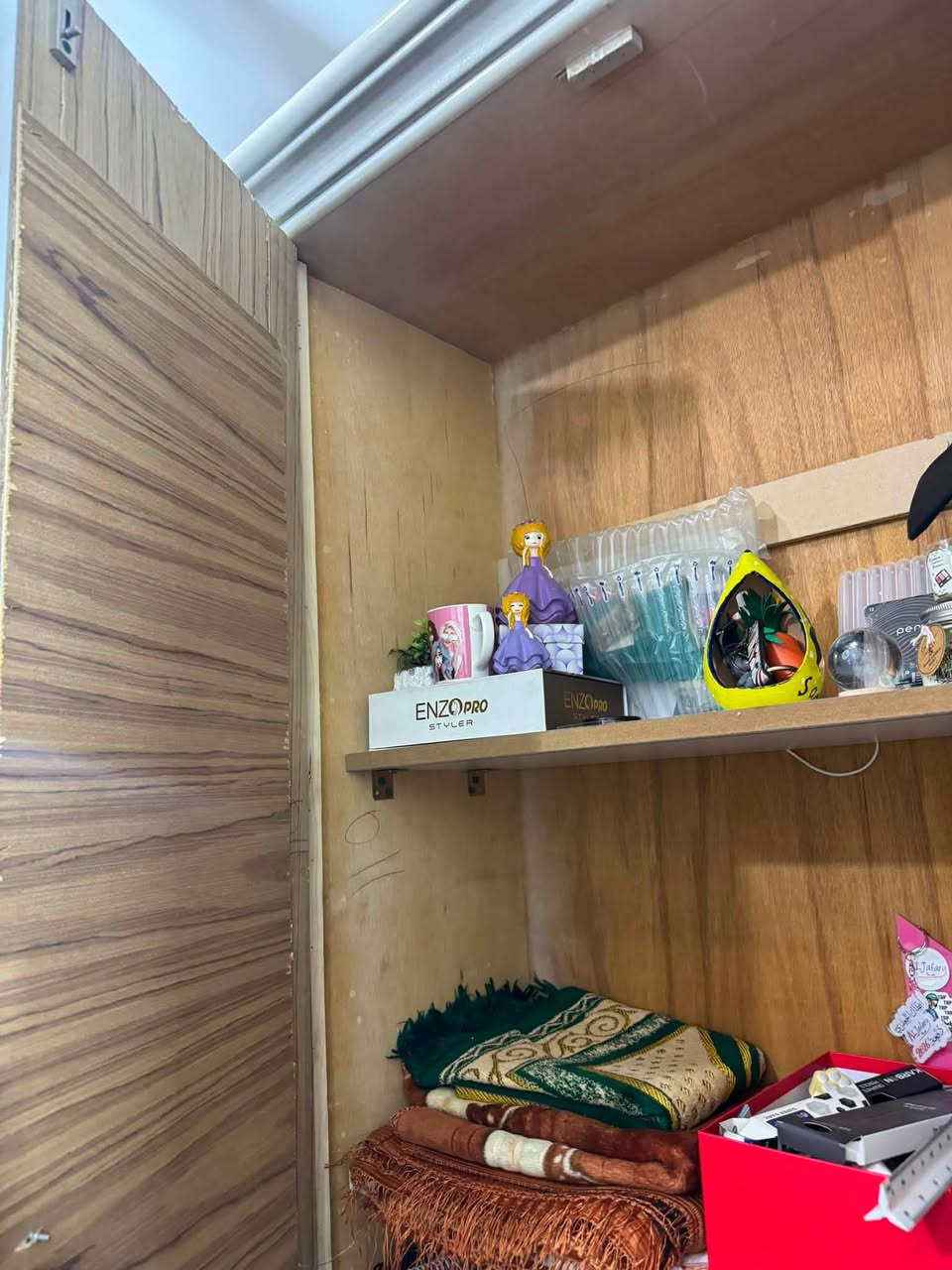 للبيع غرفة نوم صاج عراقي أصلي، استعمال اقل السنة فقط، نظيفة جدًا وحالتها ممتازة  نظافة 100بالمية .

✅ تتكون من 7 قطع كاملة:

* صومية
* كنتور 6 أبواب
* ميز تواليت
* مكتبة
* جميع الملحقات كاملة

💰 سعر الشراء: 4,000,000 دينار عراقي
🔥 سعر البيع: 2,700,000 دينار عراقي وقابل للتفاوض البسيط للجادين.

📍الموقع: بغداد - حي العدل.

سبب البيع: الغرفة كبيرة على مساحة المكان، لذلك مضطرين نبيعها.

ملاحظة: المشتري يستلم الغرفة أخذ واطلع (الفتح والنقل على المشتري).

📩 للاستفسار أو المعاينة يرجى التواصل على الخاص او الرقم ***********
