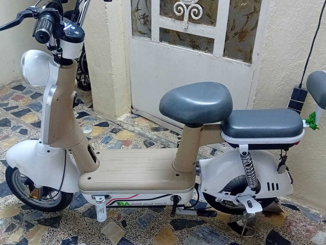 سلام عليكم دراجة شحن للبيع لون ابيض مديل 2025 حجم 14 
تشتغل عن طريق الكرات وسويج 
السرعة 62 
المسافة المقطوعة 25 كيلو 
4 بطاريات دراجة نضيفة 
المكان بغداد الحسينية الراشدية


**إذا كنت صاحب هذا الإعلان وتريد حذفه لأي سبب، رجاءا أرسل رسالة إلى الدعم الفني**