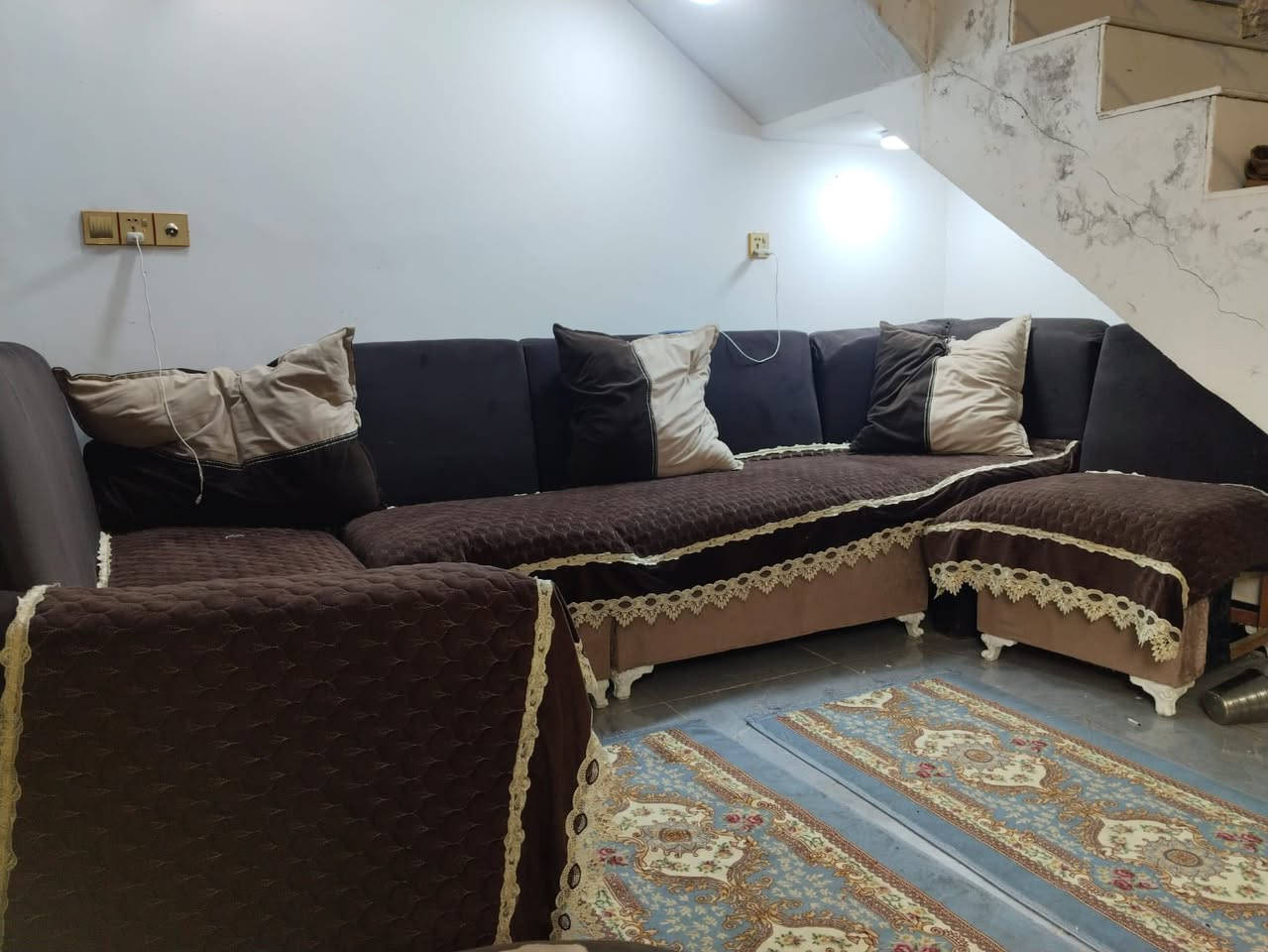 دار 🏠 للايجار 100 متر سارع بلحجز
ملحق قريه الغدير عل اربع سايدات جدد 

البيت جديد كلش وجاهز للسكن للاستفسار اتصل 

***********
