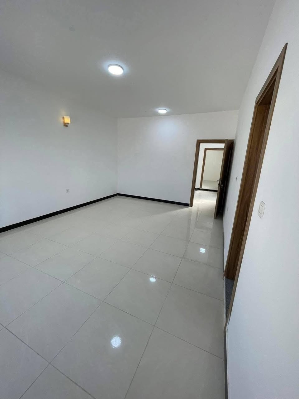 دار للايجار #مجمع الاميرات 2
مساحة 200 متر 
الايجار 425
2 غرف +صالة +استقبال + مطبخ +صحيات +گراج 
للاستفسار الاتصال واتساب:
***********
