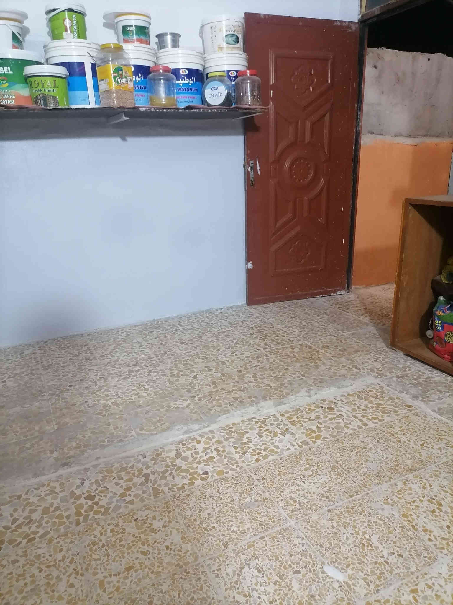 السلام عليكم بيت للبيع
حي العامل الاولى 
المساحة/100م طابق واحد 
استقبال وغرفة وهول بالاضافة الى بيتونه بحساب غرفة 
كاشي سيراميك سقوف ثاوية 
السعر/70
لتفاصيل اكثر مراسلة الصفحة او الاتصال بالرقم***********
