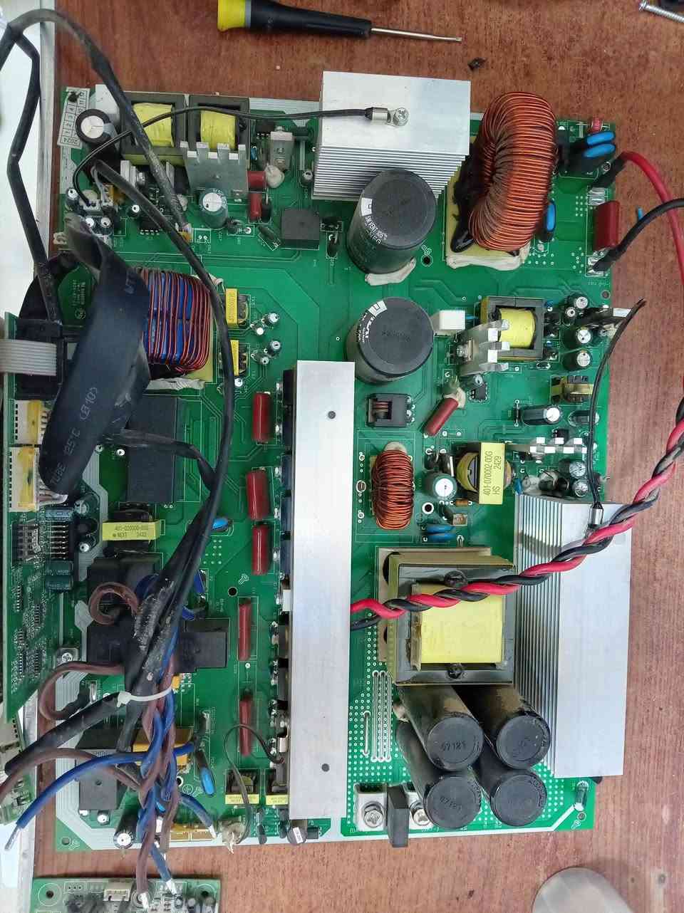 🔧 تم بحمد الله صيانة إنفيرتر نوع Maxma 4.2kw
 بنجاح داخل ورشة المهندس للإلكترونيات.
بعد إجراء الفحص الشامل وتشخيص العطل، تم استبدال القطع التالفة وإجراء الاختبارات اللازمة للتأكد من كفاءة التشغيل واستقرار الأداء، ليعود الجهاز للعمل بكامل جاهزيته.
✅ فحص وتشخيص الأعطال الإلكترونية
✅ استبدال المكونات التالفة بأخرى مطابقة للمواصفات
✅ اختبار دوائر القدرة والتحكم
✅ التأكد من سلامة التشغيل قبل التسليم
نستقبل أعمال صيانة:
🔹 الإنفيرترات الشمسية بمختلف الأنواع والقدرات
🔹 شواحن البطاريات
🔹 البوردات الإلكترونية الصناعية
🔹 أنظمة الطاقة الشمسية

📍 ورشة المهندس للإلكترونيات
🔧 خبرة في تشخيص وصيانة الأجهزة الإلكترونية وأنظمة الطاقة الشمسية.
ورشة المهندس للإلكترونيات 
شركة شمس الشرقاط للطاقة الشمسية / فرع اجحلة
للاستفسار الاتصال على الأرقام التالية
***********
***********
***********
بادارة المهندس ضياء ابراهيم عبدالله
 و مهندس ياسين احمد ياسين
القيارة - سوق الجدعة -  بالقرب من ماركت القاسم
