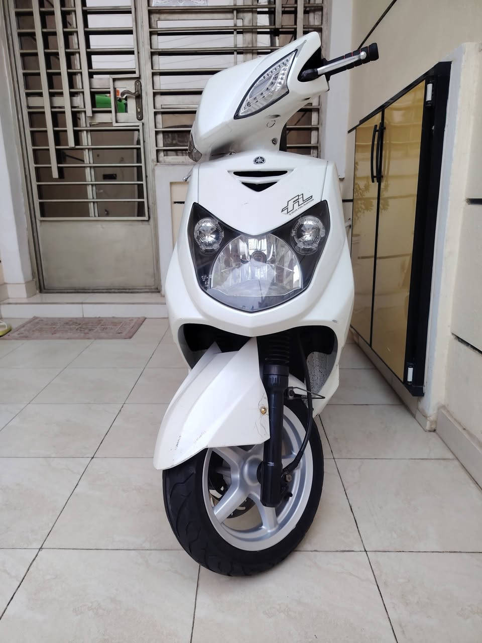 السلام عليكم
اخي ما تشتري لا تواعد ما تجي.
دراجة رنبة. مو مال شارع.،؟؟؟ 
سكنس فحل. نوزل
مديل 2009
ابيض صدفي
بكلايت وشاير كرستال
مكاني. بغداد.
 شراي
 يتصل ***********
