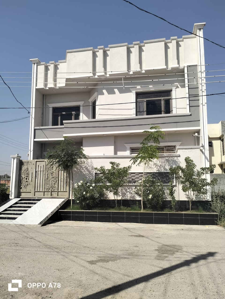 دار للبيع مساحة 100 متر 10*10 ركن على الشارع التبليط الرئيسي الدار طابقين وبيتونة بثلاث غرف نوم وثلاث صحيات ومطبخ بمساحة 5*3 واستقبال بمساحة 4.5*4 واجهة مميزة جدا
دار للبيع مساحة 100 متر 10*10 ركن على الشارع التبليط الرئيسي الدار طابقين وبيتونة بثلاث غرف وثلاث صحيات ومطبخ بمساحة 5*3 واستقبال بمساحة 4.5*4 واجهة مميزة 
زراعي سند 25 
تقاطع القدس 
للاستفسار اكثر الاتصال على 
***********
