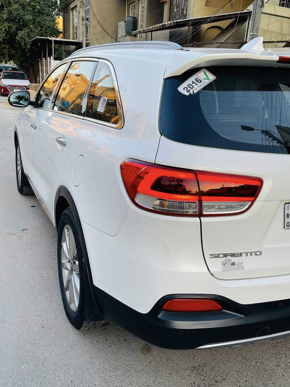 السلام عليكم
كيا سورنتو ٢٠١٦ فول مواصفات ١/١ ماعدة
جنطه مو كهرباء محرك ٦ سلندر بلادي مامفتوح 
سيارة جديدة اي نقص مابيها دواخل بعدهه مال شركة 
بصمة 
كشنات تدفئه وتبريد 
بنوراما 
٧ راكب 
٣ قطع تبريد 
شاشه نفكيشن كار بلي 
زراك لايت 
نضام ترحيب
دشبول الكتروني 
داخل بيجي 
كشنات جلد + كهرباء 
بعد هواي مواصفات بيهه 
رقم بغداد باسمي ماشيه ٨٩ الف سيارة نضيفة
بيهه فقط جاملغ امامي مبدل اصلي بددون صبغ سيارة
عارضها ٢١٥ بيها مجال بسيط لاتصال ***********
مكاني بغداد حي العامل
