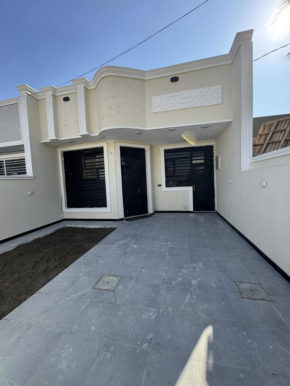 سلام عليكم 
بيت للبيع مساحه 200م
المكان الخماس قرب جامع عتبه شارع ابو ساره ابو الانشائيه يبعد عن الشارع 50 م
يتكون البيت من غرفتين نوم واستقبال ومطبخ ومناور عدد 2وحمامات عدد 2وحديقه 
شغل الماء والكهرباء كله ضمان بناء فول 
علمآ ان البيت اليوم اكتمل 
***********
***********
