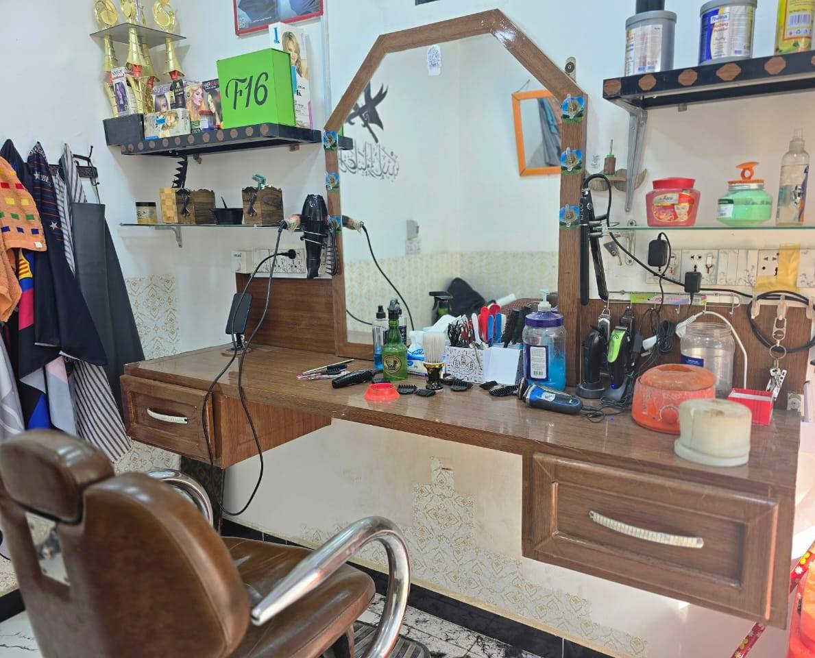 السلام عليكم 
ميز للبيع الطول 2متر والعرض نص متر +رفوف البصره القرنه *********** متواجد واتساب
