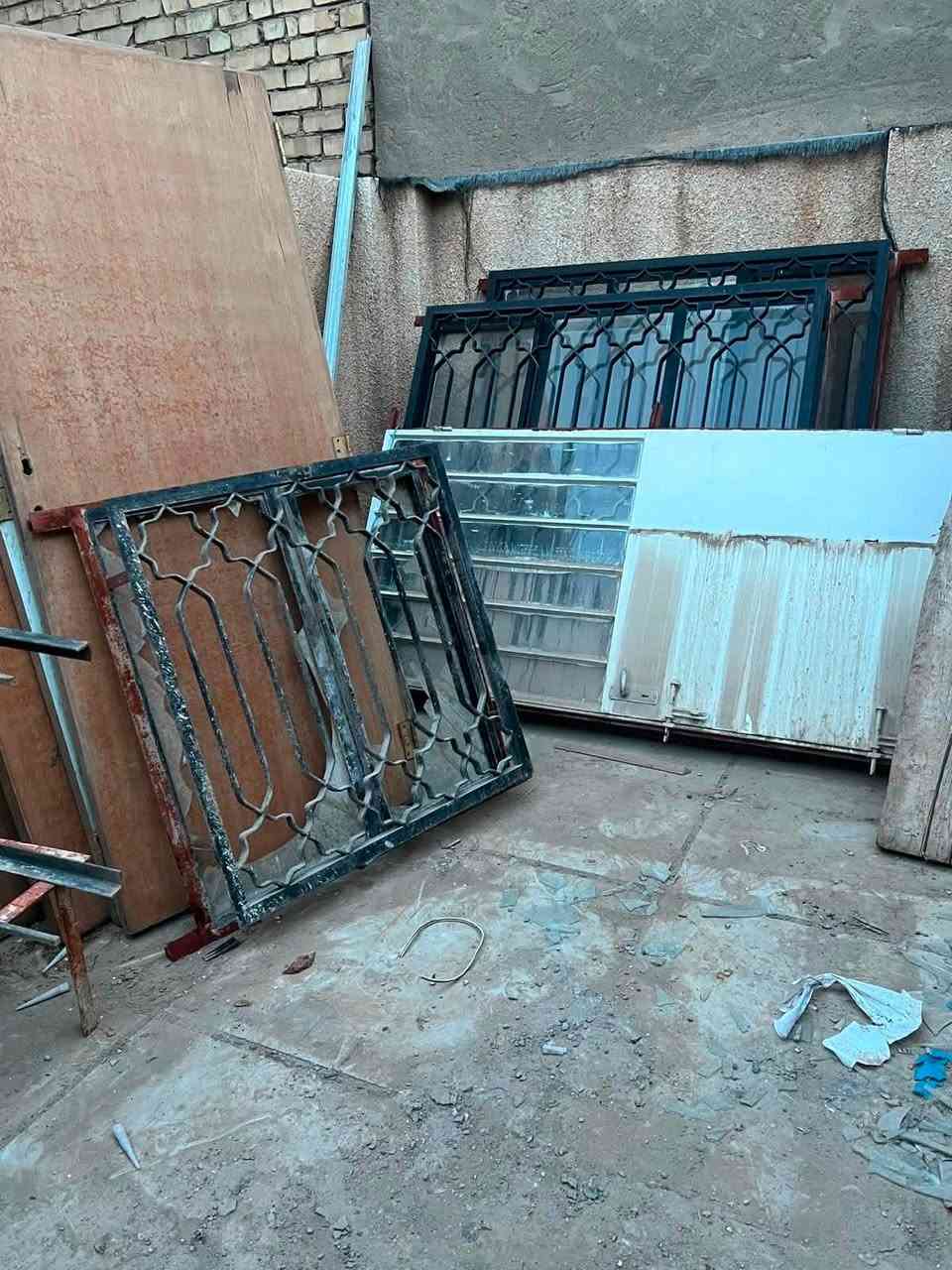 شبابيك عدد 3
قفص مكيف عدد 2  
باب حديد وبيبان خشب للبيع حط سعرك
مكاني السيدية
***********
