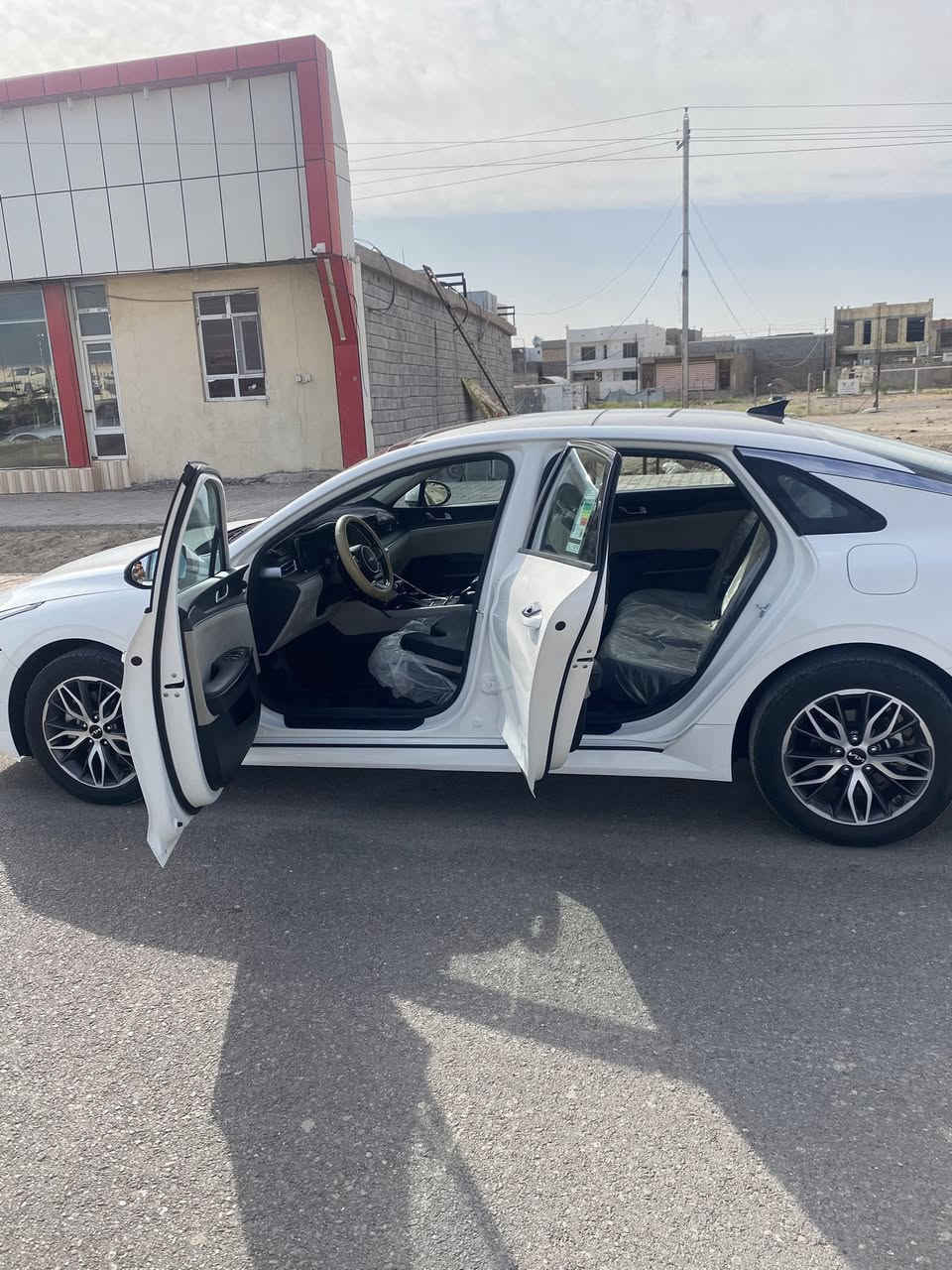 سلام عليكم
سيارة K5 وارد خليجي للبيع .
موديل 2022 
.السياره فول مواصفات بانوراما بدون دواخل 
.ماشيه 95 
5 وضعيات قيادة 
.اكشنه جلد 
.حساسات امامي وخلفي 
.شاشه ديجتال
.مقاعد تدفئه تبريد مقعد السائق كهرباء 
.تحكم ستيرن
.محرك 2000 doch 
.تبريد قطعتين 
.سايد بريك بصمه 
.بصمه تشغيل عن بعد 
.ضرر السياره قطعة صبغ صغيره اسفل باب السايق وجاملغ بارد خلفي 
سعر السياره 190 وبيها مجال 
مكان السياره الرمادي 
للتواصل ***********
