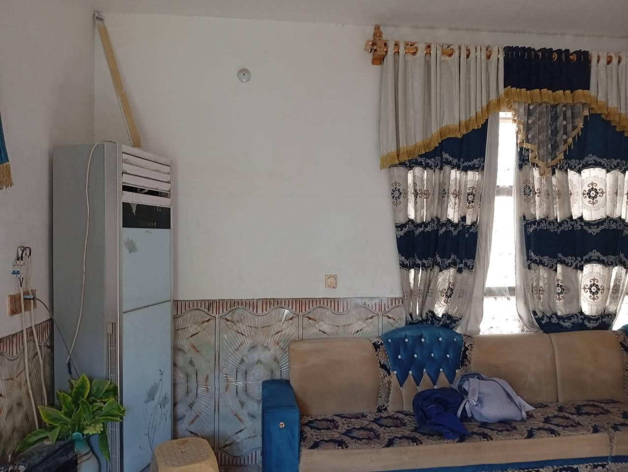 سلام عليكم بيت للبيع طابو زراعي مرقم بلدية 200 متر ركن شارع 15 بي محلات ثنين مئجرات بي غرفتين 5في 4 وصاله 10 في 7  ومطبخ5  في 4 وتخاريج وستقبال 14 متر بناء درجة اولى كونكريت مسلح  +طابوك  المكان مقابل قريت الغدير عمود 270 نهاية شارع المؤسسه السعر 85 وبي مجال قليل اي استفسار *********** اتصل
