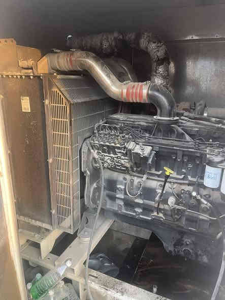 مولدة كمنز 250 kv  جديدة . محرك ما مفتوح صيانة دورية لا نقص ولا نضح وكاتم وبرميل 1000 لتر سعرهة 105 وبيهة مجال بسيط
