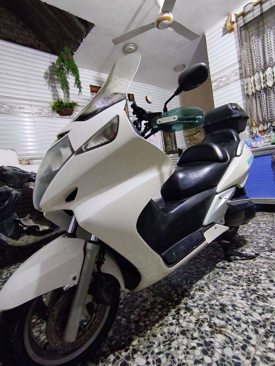 السلام عليكم سلفر ونج 600 مكفوله من الفتح دراجه نضيفه رايده 1900 وبيه مجال *********** مكان بغداد
