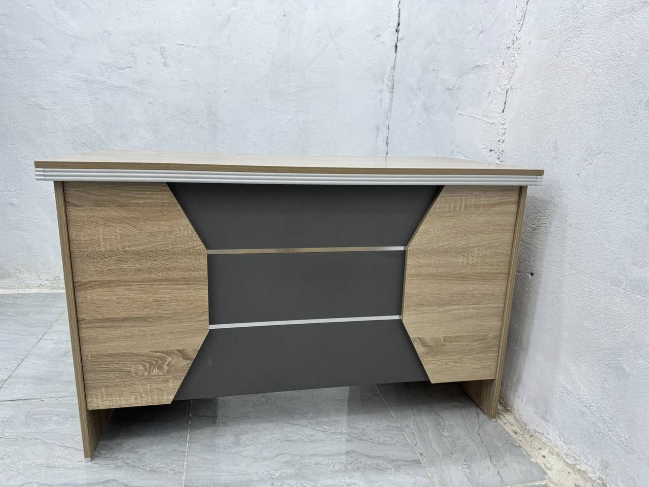 سلام عليكم ميز مكتبي  جديد جدا جدا بعده بالجيس سعر ١٢٥ الف
***********
