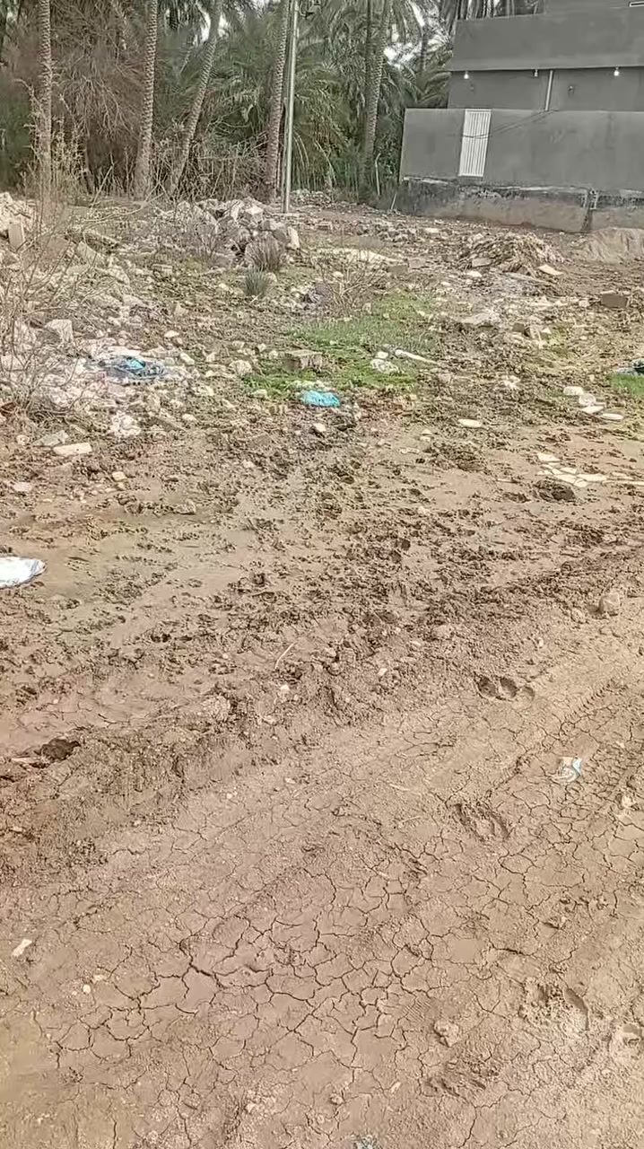 السلام عليكم قطعه أرض 195متر الواجهيه تسعه وربع والنزال 21متر طابو زراعي سند 25تحويل مباشر واصل ماء وكهرباء وكافه الخدمات الخالص الشرقيه بالقرب من ملعب بيت حبوس يمها شارعين السعر 20وبيها مجال للأستفسار ***********أو واتساب
