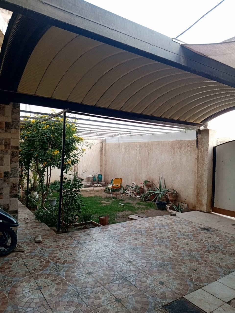 بيت للبيع في حي الامام الرضا مساحة ٢٠٠ م طابقين خلف شارع ٣٠مقابل حديقة عامة قرب اسواق النخيل المساحة الفعلية ٢٧٥ م يحتوي على ست غرف نوم تفاصيل الطابق الاول استقبال ومطبخ وهول وغرفتين نوم وصحيات  والطابق الثاني يحتوي على اربع غرف نوم وهول وصحيات والسطح شتايكر وطرمة وحديقة جميلة بمساحة جيدة وتفاصيل اخرى البيت عائلي ومرتب وحديث للاستفسار الاتصال على الرقم ***********
